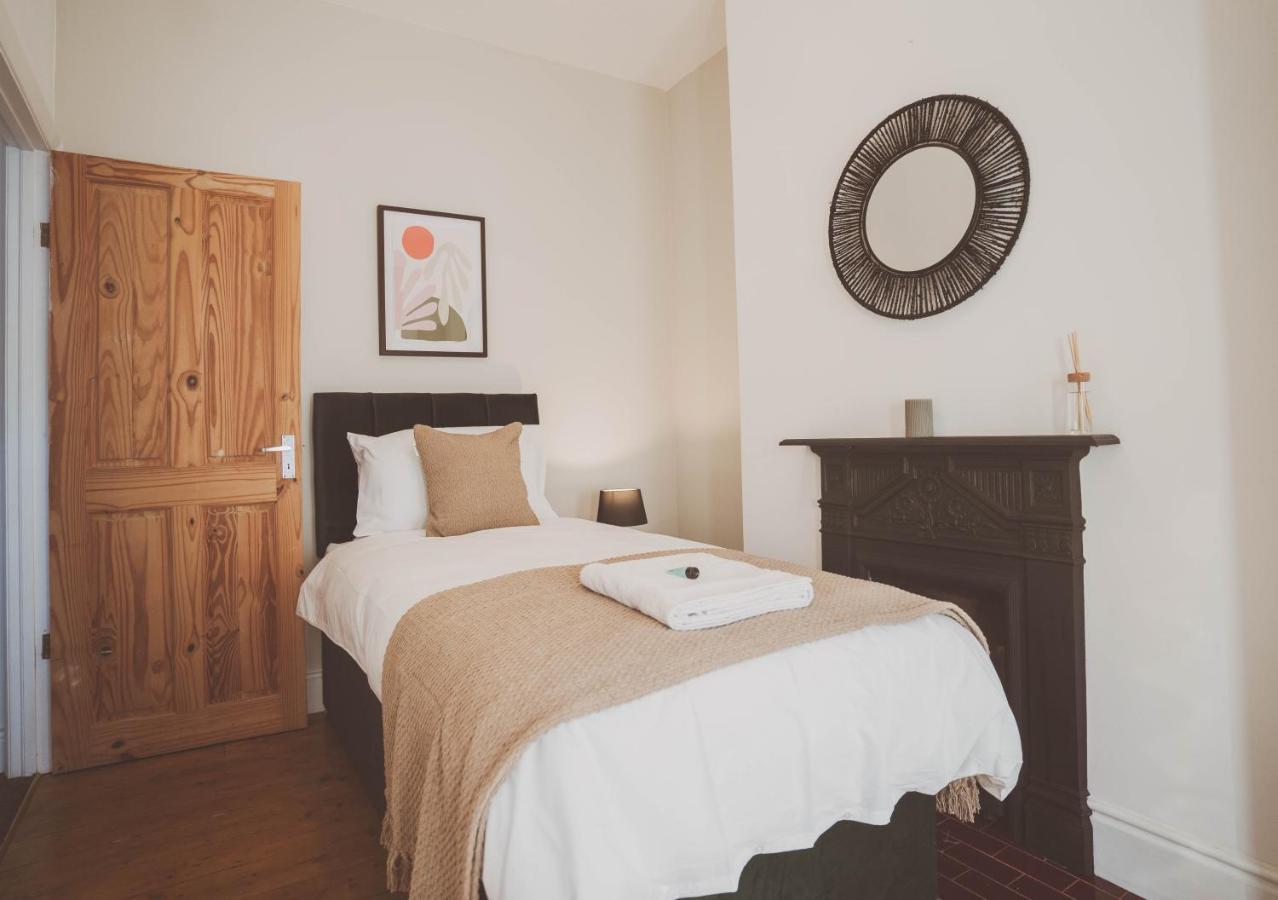 Cosy 5Bed 2Bath Well Equipped House In Coventry City Near Amenties Makes Great Digs, Wi-Fi, On Street Parking, Smart Tvs In Rooms, Coop Shop 2Mins Walk Exterior photo
