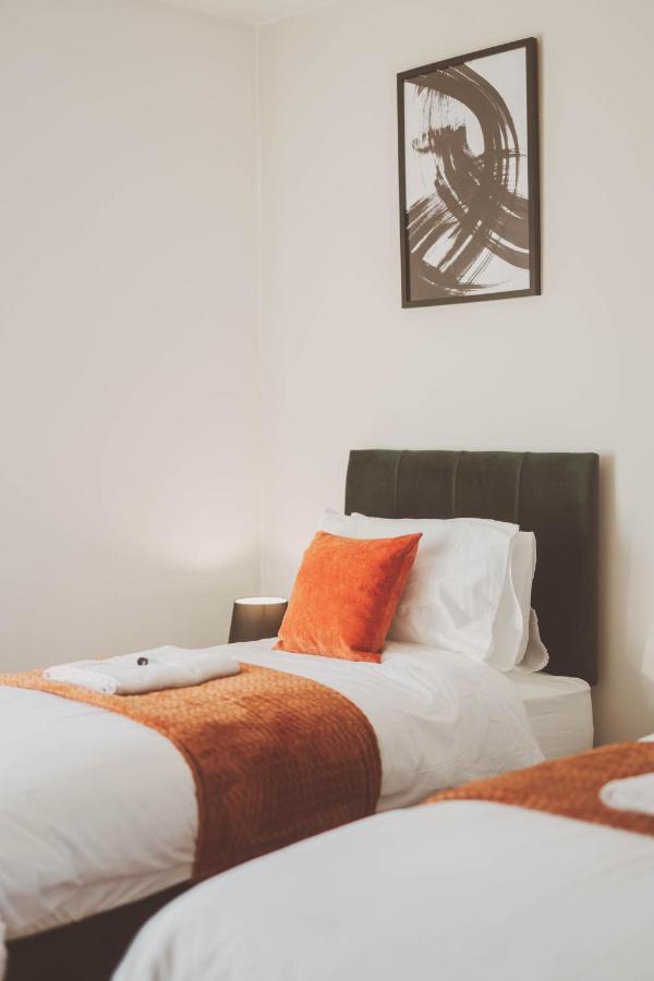 Cosy 5Bed 2Bath Well Equipped House In Coventry City Near Amenties Makes Great Digs, Wi-Fi, On Street Parking, Smart Tvs In Rooms, Coop Shop 2Mins Walk Exterior photo