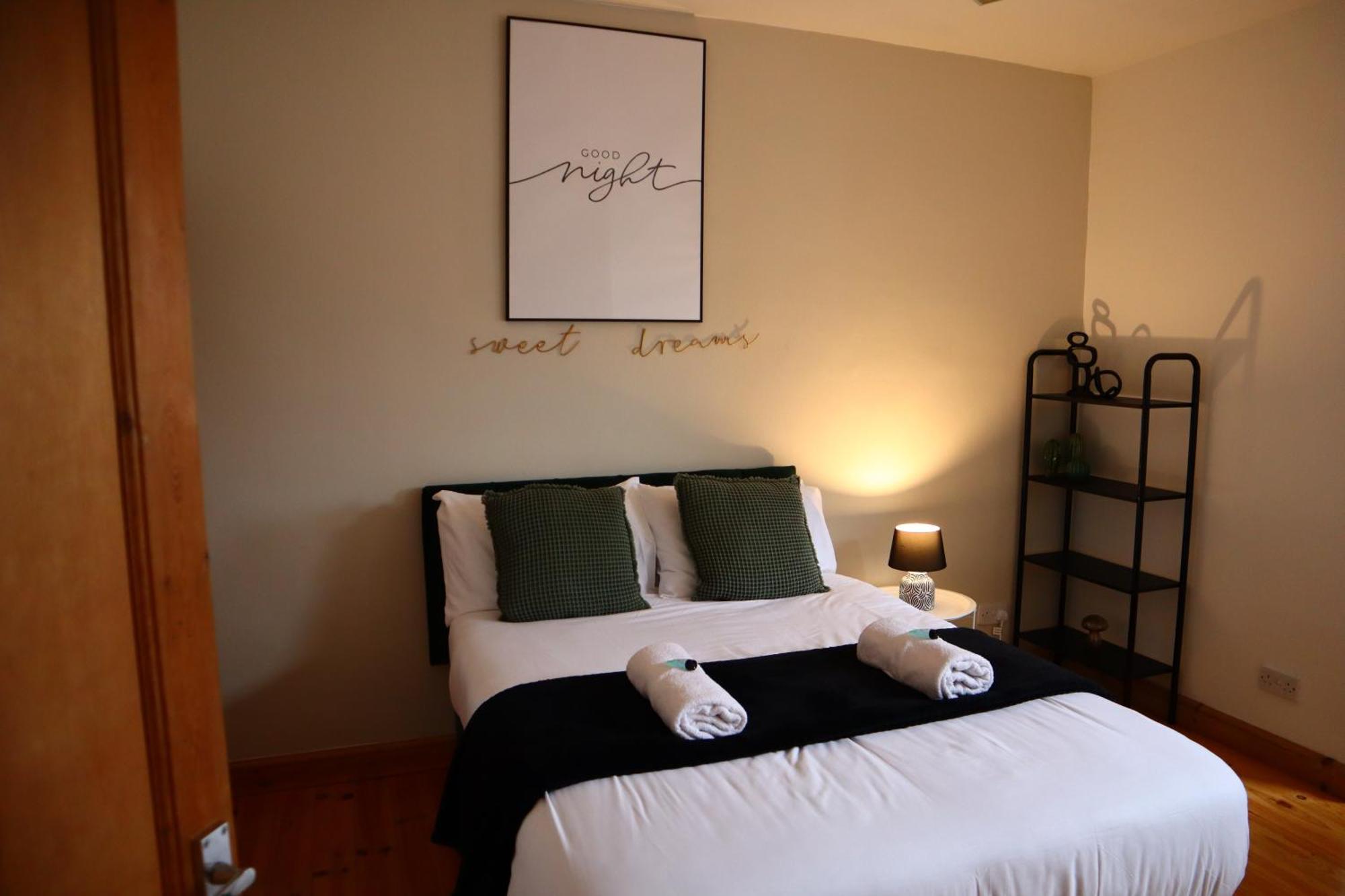 Cosy 5Bed 2Bath Well Equipped House In Coventry City Near Amenties Makes Great Digs, Wi-Fi, On Street Parking, Smart Tvs In Rooms, Coop Shop 2Mins Walk Exterior photo